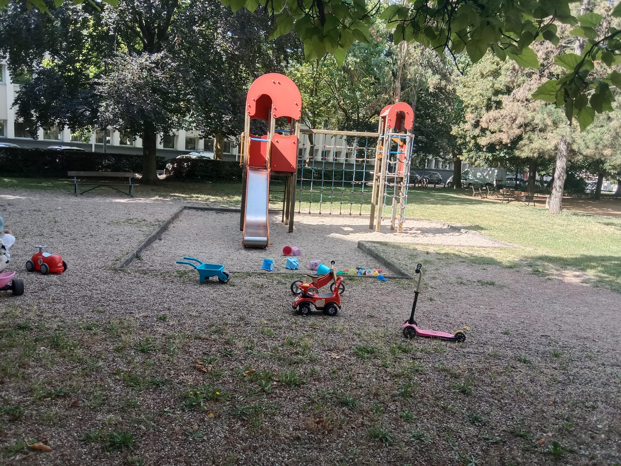 Espace extérieur avec trottinettes