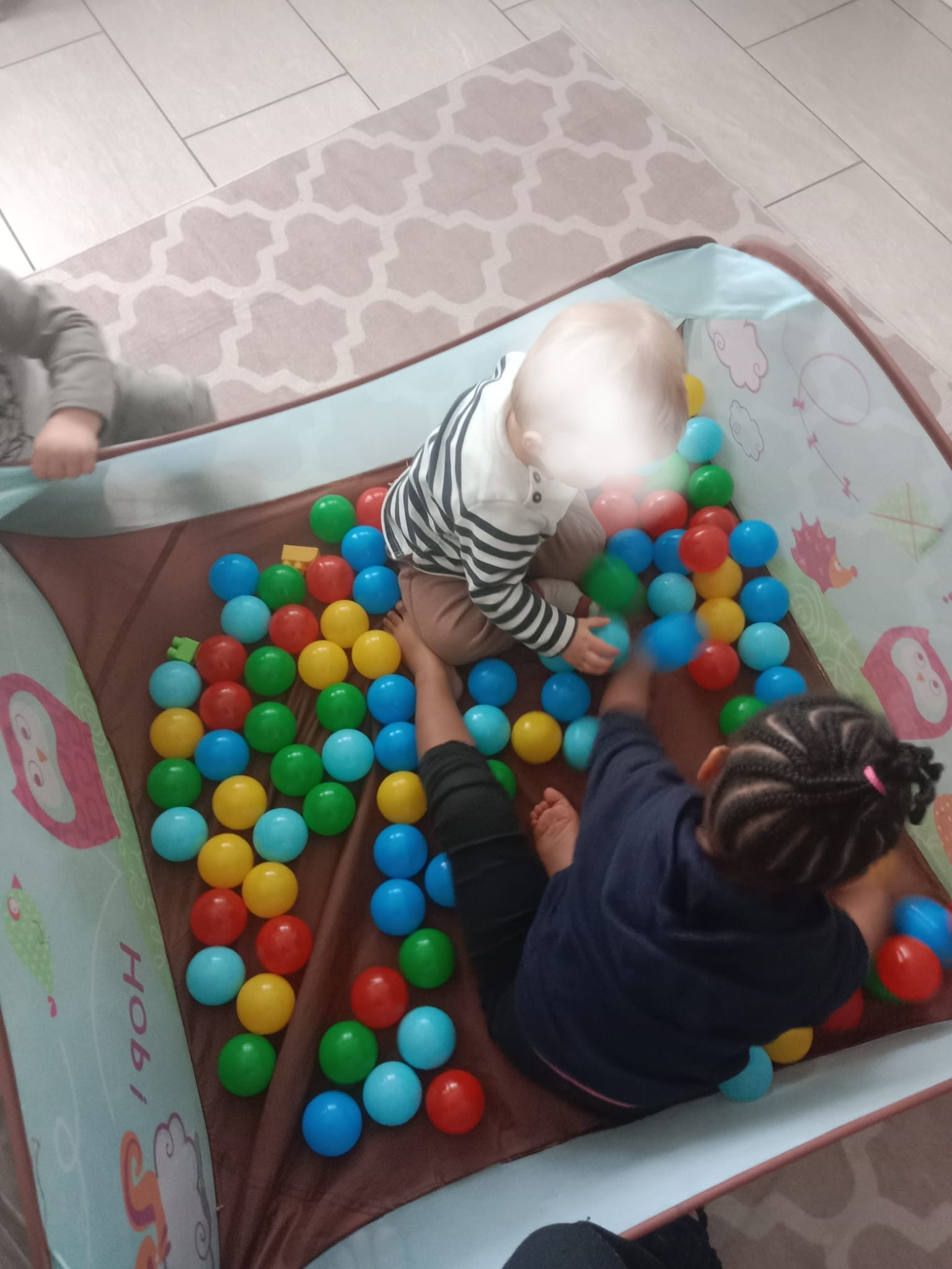 Piscine à balles chez Nassima, assistante maternelle Villeurbanne